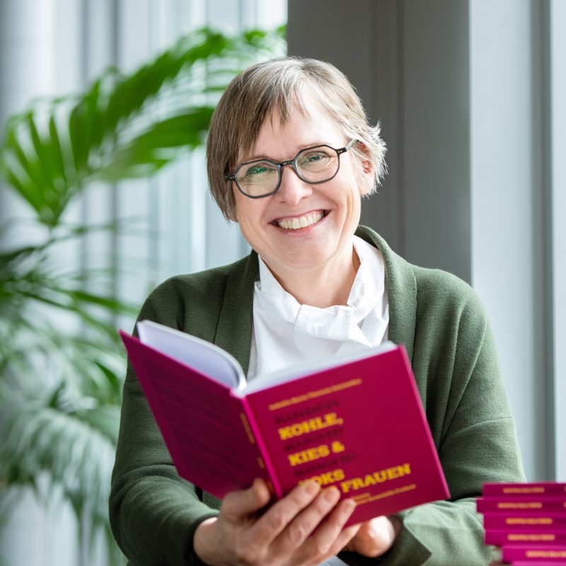 Isabella Sonnweber mit Buch